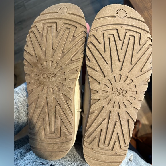 White Uggs size 7 - Picture 3 of 8